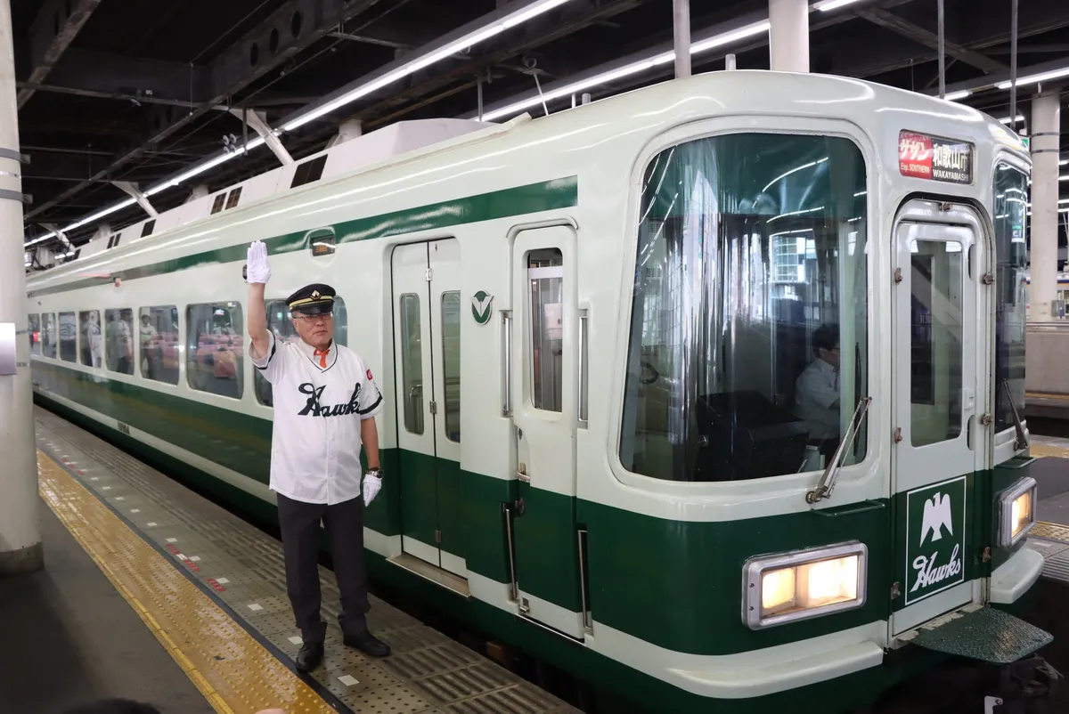 難波駅の係員が南海ホークス復刻ユニフォームを着用、8月4日まで実施