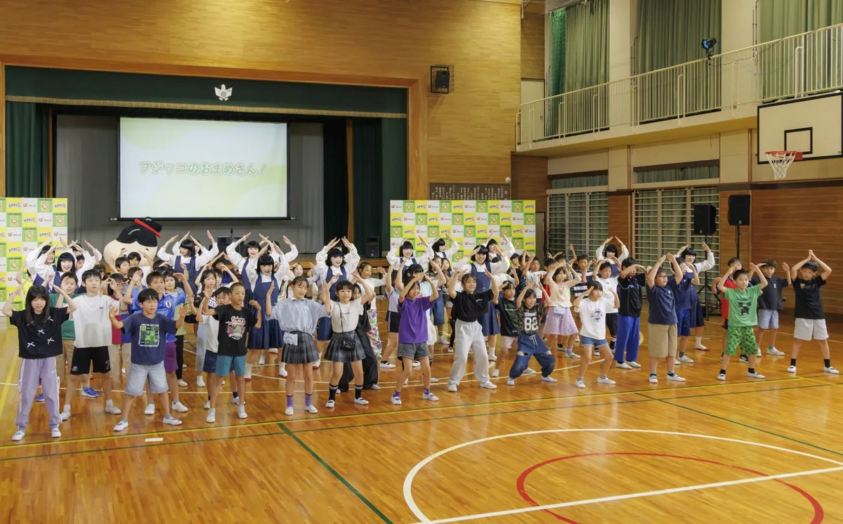 フジッコ「おまめさん」50周年記念、サウンドロゴをダンス化した「おまめサンバ」を初披露