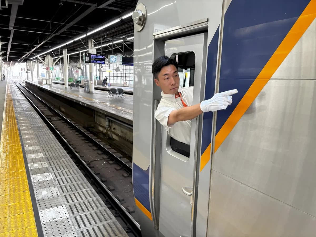 南海電鉄、駅係員と乗務員の熱中症対策としてクールネックリング着用と制帽省略範囲を拡大