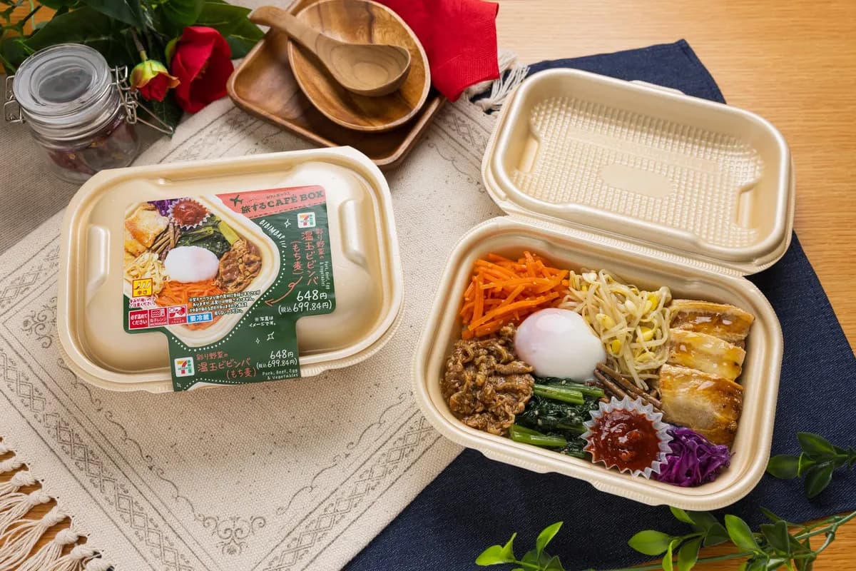セブン‐イレブン、「旅するCAFÉ BOX」から「温玉ビビンバ(もち麦)」を7月7日より順次発売